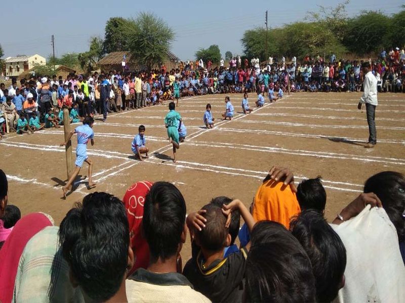 Narmada Jeevan school's child festival begins | नर्मदा जीवन शाळांच्या बालमहोत्सवाला सुरुवात