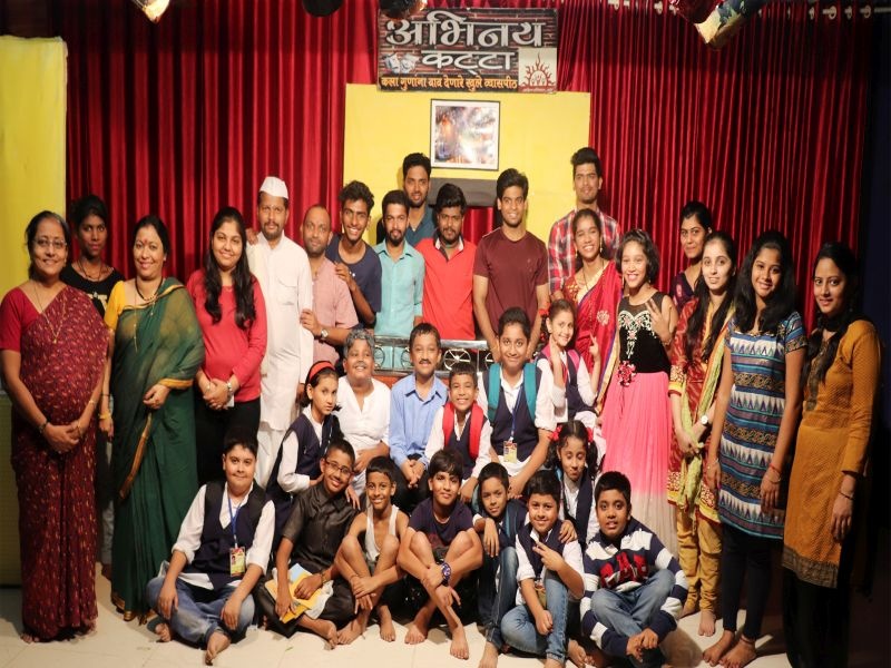 Respect for Sudhartai Karmarkar on 363th acting Kattarar, Presentation of Badlat | ३६३ व्या अभिनय कट्टयावर सुधाताई करमरकरांना आदरांजली, बालनाट्याचे सादरीकरण