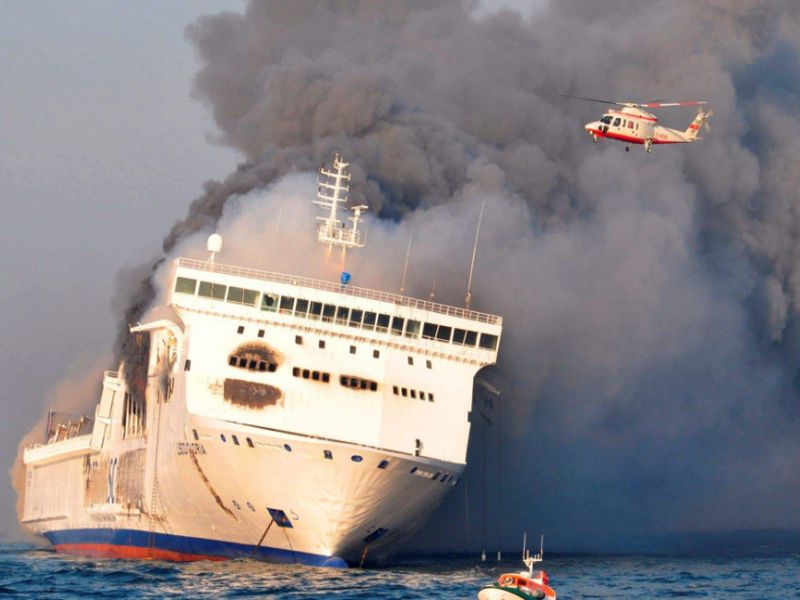 ferry carrying 335 people on fire in baltic sea | 335 प्रवाशांना घेऊन जाणाऱ्या जहाजाला भर समुद्रात भीषण आग