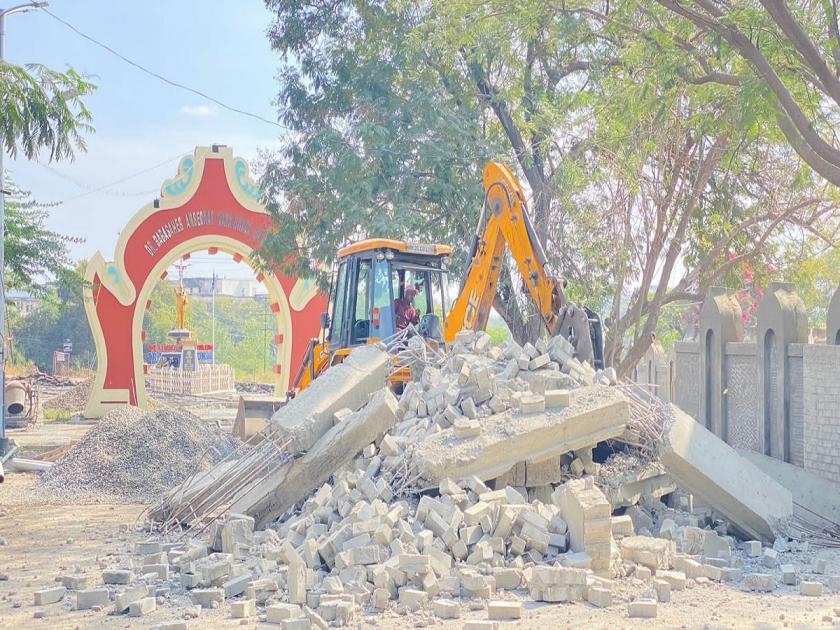 Aurangabad News, construction of the new in-out gate of the BAMU university demolished, opposition from Ambedkari movement | विद्यापीठच्या नव्या इन-आऊट गेटचे बांधकाम पाडले, आंबेडकरी चळवळीतून झाला होता विरोध