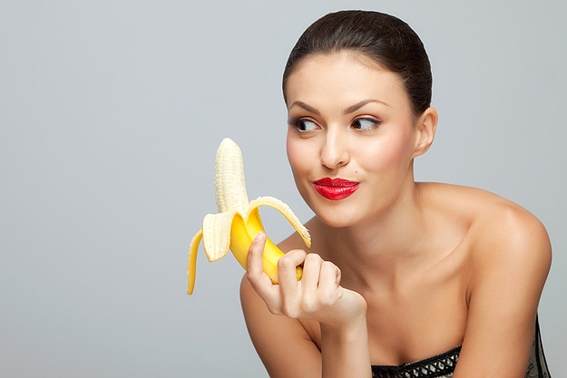 Banana Peels . Dont throw it in dustbin. its useful for skin | केळ खा. पण साल फेकू नका. केळीच्या सालीचे होतात 3 फायदे!