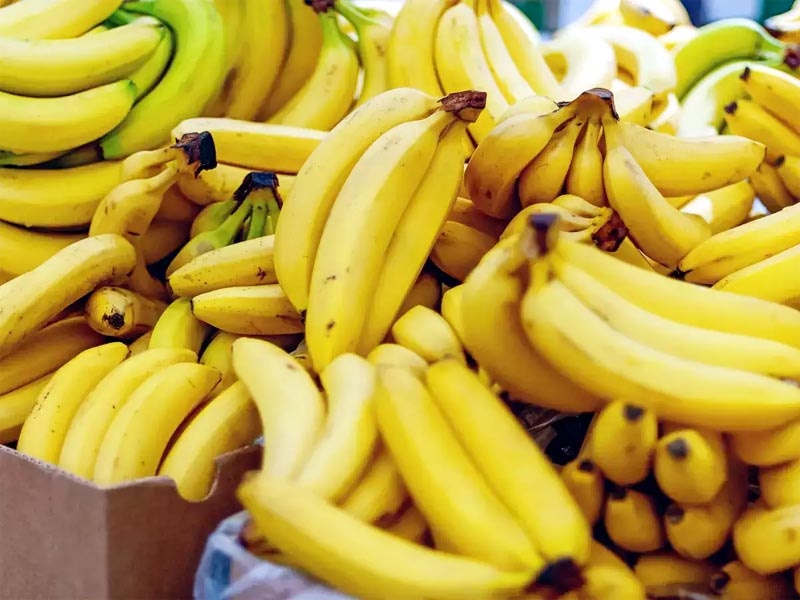 Maharashtra's ban on banana exports; Pomegranate Exports | केळी निर्यातीत महाराष्ट्राचा अटकेपार झेंडा; डाळिंब निर्यातीला खोड किडीचा 'खोडा'