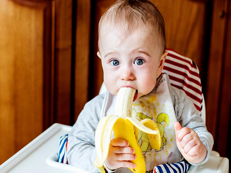 Two-year-old boy died after eating banana in just 30 seconds | दोन वर्षांच्या चिमुकल्याला खायला दिली केळी, अवघ्या 30 सेकंदातच आईच्या कुशीत झाला मृत्यू