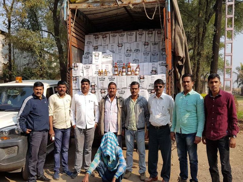89 lakhs of liquor was seized with the truck going to Dhadgaon via Gujarat | धडगावमार्गे गुजरातमध्ये जाणारा ट्रकसह 89 लाखांचा मद्यसाठा जप्त
