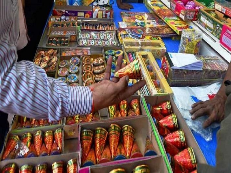 BJP government in assam state has banned the sale of firecrackers | 'या' राज्यातील भाजप सरकारने फटाक्यावर घातली बंदी, खरेदी-विक्री करता येणार नाही