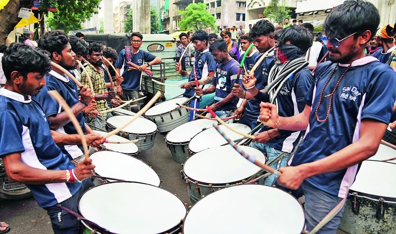 The band squad sounded at the Ganesh festival | गणेश उत्सवात दणक्यात वाजतोय बँड पथकाचा दणदणाट