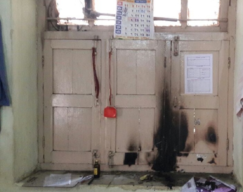 Petrol bottles, books burned at Parbhani's Sangh's office; Hardest police settlement in the city | परभणीत संघाच्या कार्यालयात फेकली पेट्रोलची बॉटल, पुस्तके जळाली; शहरात कडक पोलीस बंदोबस्त