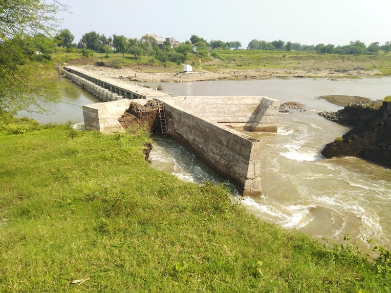 Farmers in double trouble due to the Kolhapuri dam near Kothala broke | कोथळा येथिल कोल्हापुरी बंधारा फुटल्याने शेतकरी दुहेरी संकटात