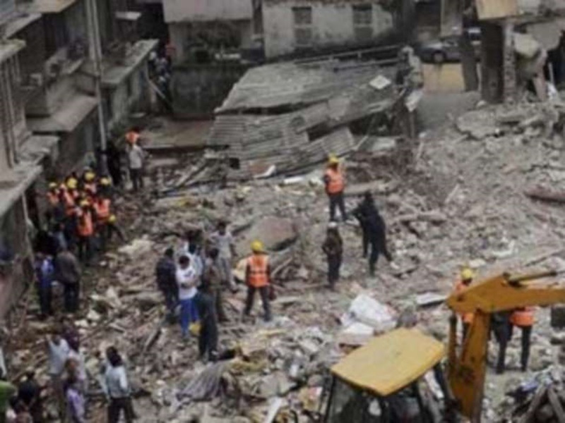 five storey building collapse in Behram Nagar locality of Bandra East Mumbai | मुंबई : वांद्य्रातील पाच मजली इमारत कोसळली, अडकलेल्या लोकांची सुटका