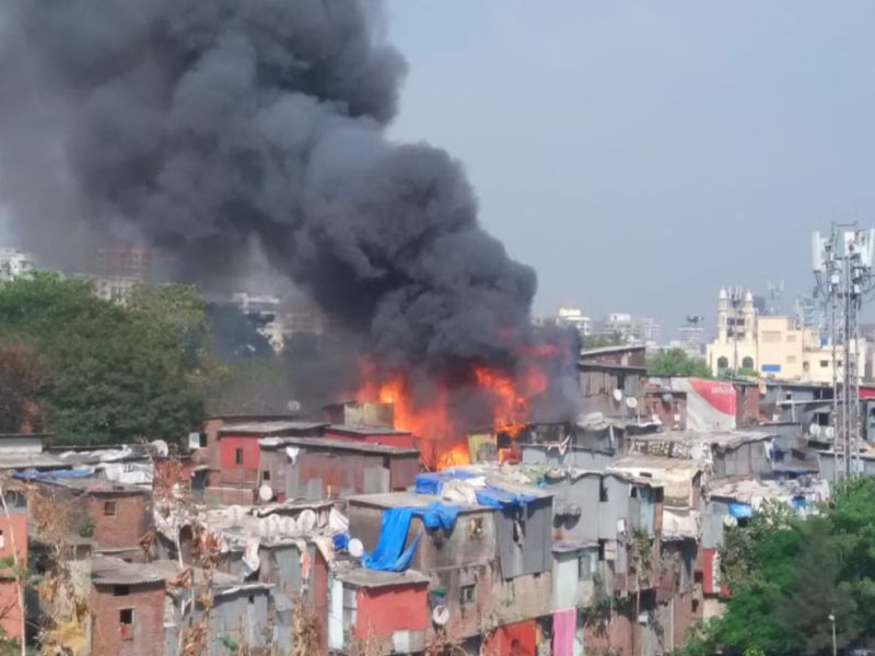 Fire breaks out in slums at Bandra’s Shastri Nagar | वांद्र्यातील शास्त्रीनगर परिसरात भीषण आग