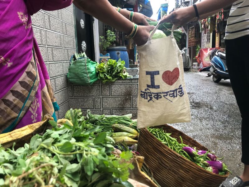 plastic ban BandrekarWadi Mitra Mandal takes initiative for plastic free surrounding | प्लास्टिक पिशव्या घेणार, कापडी पिशव्या देणार; बांद्रेकरवाडी मित्र मंडळाचा स्तुत्य उपक्रम