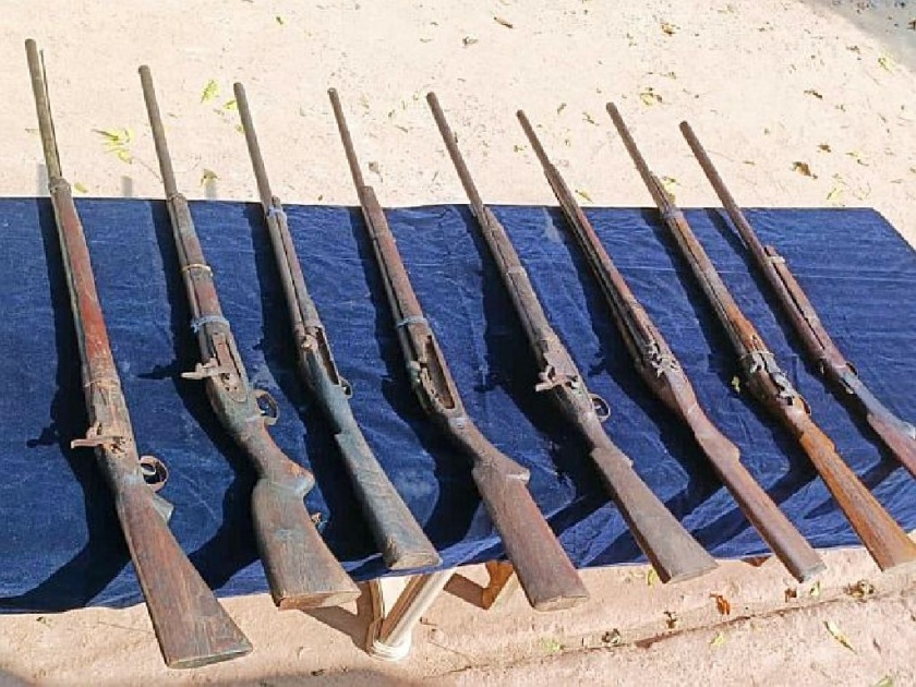 Eight loaded guns were handed over to the police in permili | आठ भरमार बंदुका केल्या पाेलिसांच्या स्वाधीन