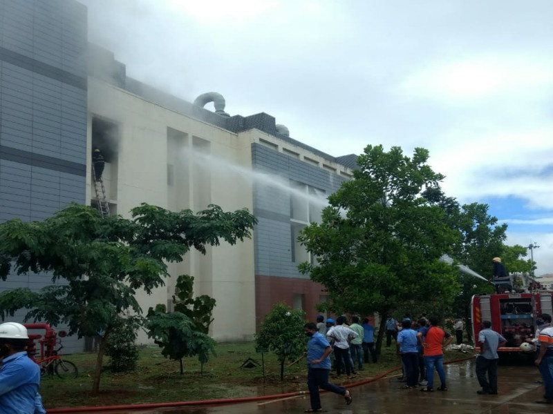 Fire on the second floor of IISER in Pune; Burn all the ingredients | पुण्यातील 'आयसर'च्या दुसऱ्या मजल्याला आग; कोणत्याही प्रकारची जीवितहानी नाही
