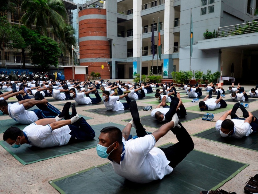 CoronaVirus Bangladesh police turn to yoga as virus infections cross 7000 | CoronaVirus News: कोरोनापासून बचाव करण्यासाठी बांगलादेशातील पोलिसांचा योगाभ्यास सुरू