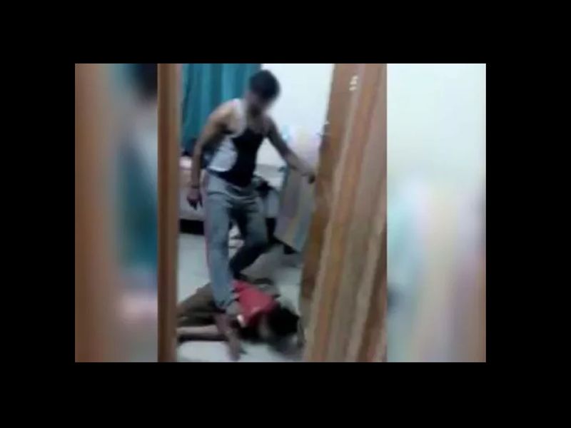Video of a monster father assaulting his 10-yr-old son has gone viral | Video : खोटं बोलला म्हणून पोटच्या पोराला अमानुष मारहाण, वडिलांना अटक