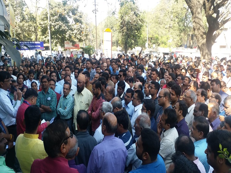 Shutter down of 150 branches of nationalized banks in Aurangabad | राष्ट्रीयकृत बँकांच्या १५० शाखांचे शटर डाऊन