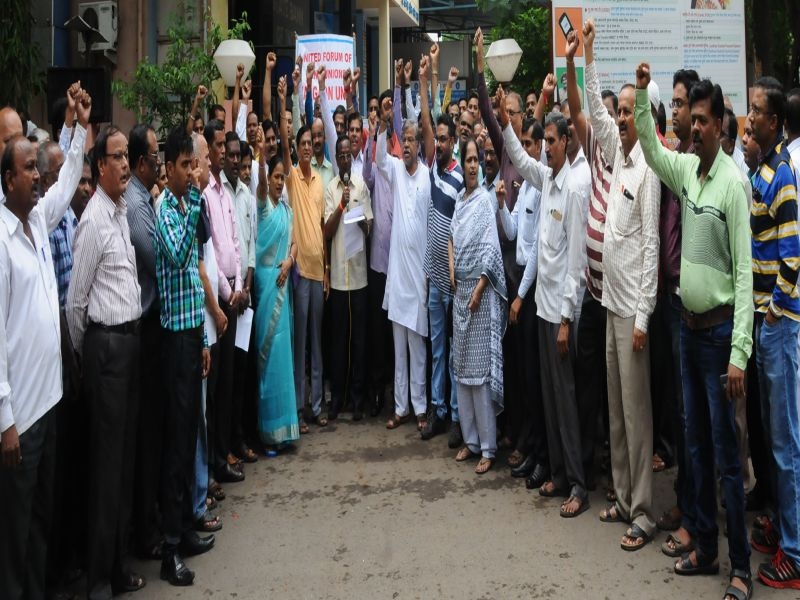 Bank employees in Jalgaon: Rs 300 crore deal has been stalled due to the strike | जळगावात बँक कर्मचा:यांच्या संपामुळे 300 कोटींचे व्यवहार ठप्प