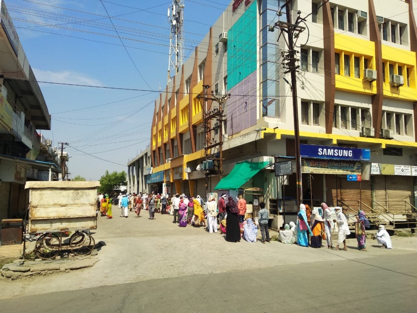 Malkapur: A big crowd in front of nationalized banks | मलकापूर : राष्ट्रीयकृत बँकांसमोर मोठी गर्दी