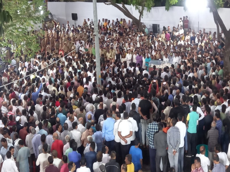 Strength of Pune Girish Bapat funeral ceremony for Girish Bapat in the community of thousands | "पुण्याची ताकद गिरीश बापट", हजारोंच्या समुदायात गिरीश बापट यांच्यावर शासकीय इतमामात अंत्यसंस्कार