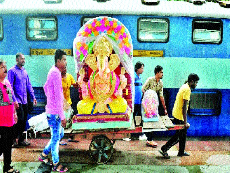  'Advance' booking is complete with Bappa's visit to Chakarmani: Ganapati special 2,047 ST bus | चाकरमानी निघाले बाप्पाच्या भेटीला, ‘अ‍ॅडव्हान्स’ बुकिंग फुल्ल : गणपती विशेष २,0४७ एसटी बस