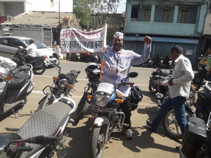 Avalya's two-wheeler for voter awareness:: Bourdrao Gunde's campaign for the state | मतदान जनजागृतीसाठी अवलियाचा दुचाकी प्रवास-: फुरसुंगीच्या बापूराव गुंडे यांची राज्यभर मोहिम 