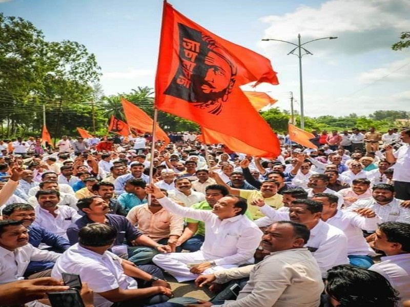 The protest movement in front of the leader Sharad Pawar by maratha kranti morcha | मराठा मोर्चा आंदोलकांचे शरद पवार यांच्या घरासमोर ठिय्या