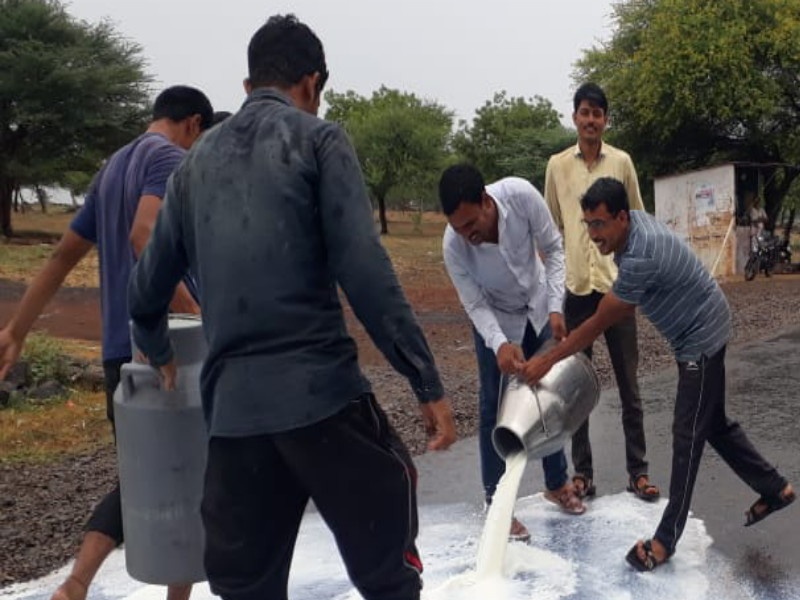 good Responding to the milk movement in Baramati taluka | बारामती तालुक्यात दूध दरवाढ आंदोलनाला प्रतिसाद