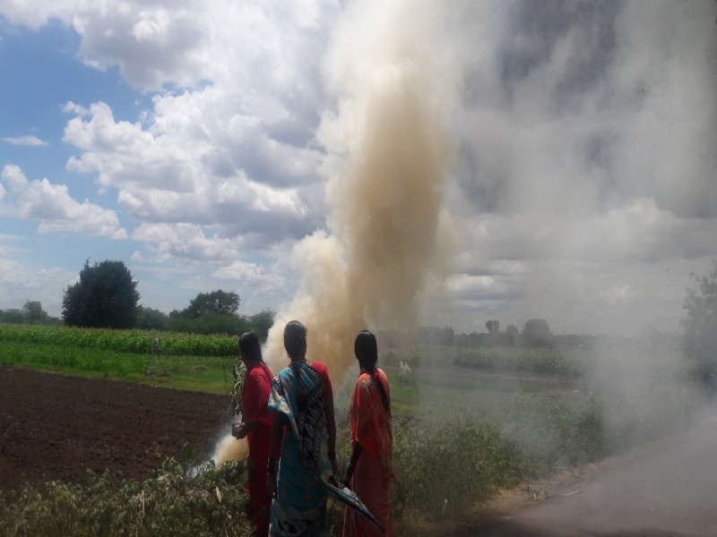 Salt smoke for rain and presence of Varunaraja | पावसासाठी मिठाचा धूर अन् वरूणराजाची हजेरी
