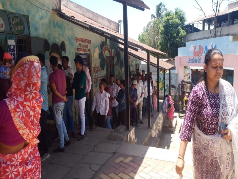27.55 percent polling in Baramati in six hours Polling slows down as heat heats up | बारामतीत सहा तासांमध्ये २७.५५ टक्के मतदान; उन्हाचा चटका वाढल्याने मतदान संथ गतीने