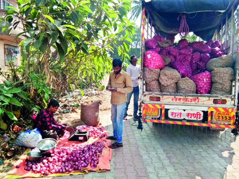 Cheap onion of Baramati for sale in Ratnagiri | बारामतीचा स्वस्त कांदा विक्रीसाठी रत्नागिरीत