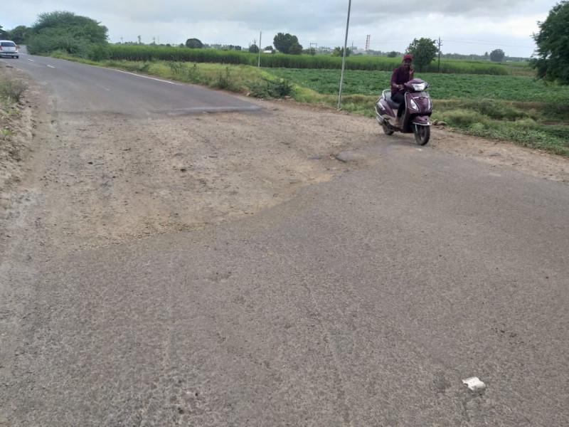 Baramati - Phaltan road 'pit pits', will the pits be filled after death? Citizens' question | बारामती - फलटण रस्त्यावर 'खड्डेच खड्डे', जीव गेल्यावर खड्डे बुजवणार का? नागरिकांचा सवाल