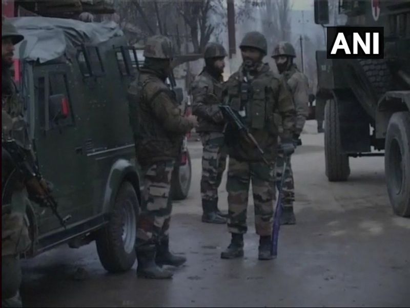 encounter between security forces and terrorists in baramulla | Jammu-Kashmir : बारामुल्ला परिसरात जवानांनी घेरलं दहशतवाद्यांना, चकमक सुरू