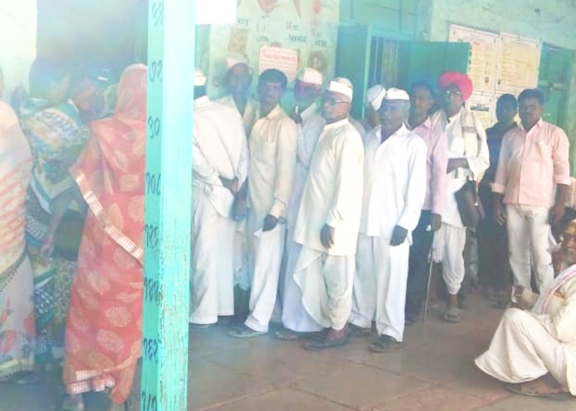 solapur lok sabha election voting | बार्शीत मतदान यंत्रात बिघाड, मतदान केंद्रावर गोंधळ