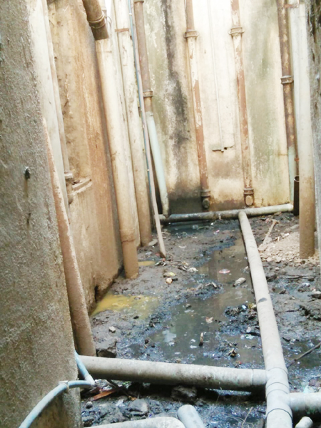 Police residences in Barshi; Everywhere the bad odor of toilet drainage pipe fractures | बार्शीतील पोलीस निवासस्थानांची दुरवस्था; शौचालय ड्रेनेजचे पाईप फुटल्याने सर्वत्र दुर्गंधी 