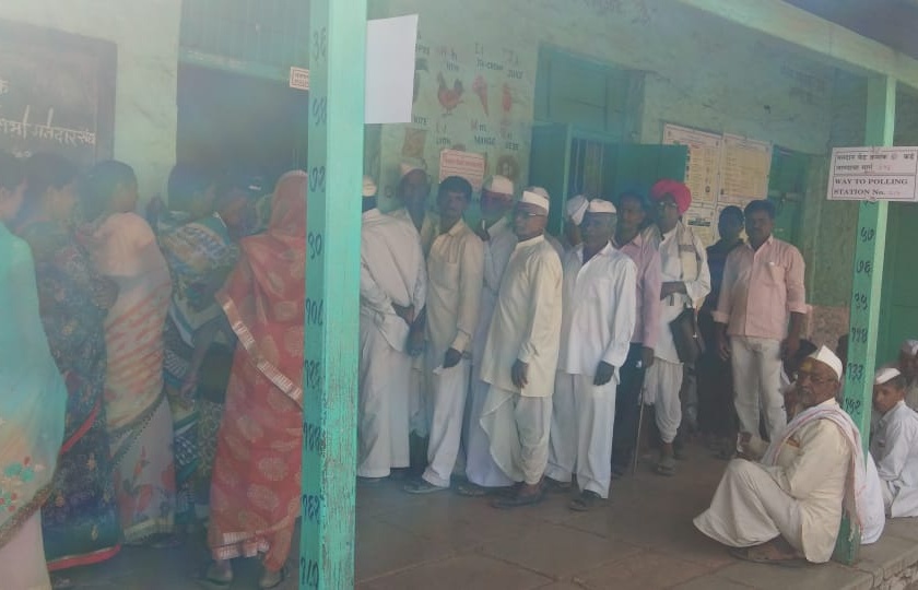 solapur,osmanabad lok sabha election voting | वानेवाडी ग्रामस्थांचा लोकसभा मतदानावर बहिष्कार; मतदान केंद्रावर शुकशुकाट