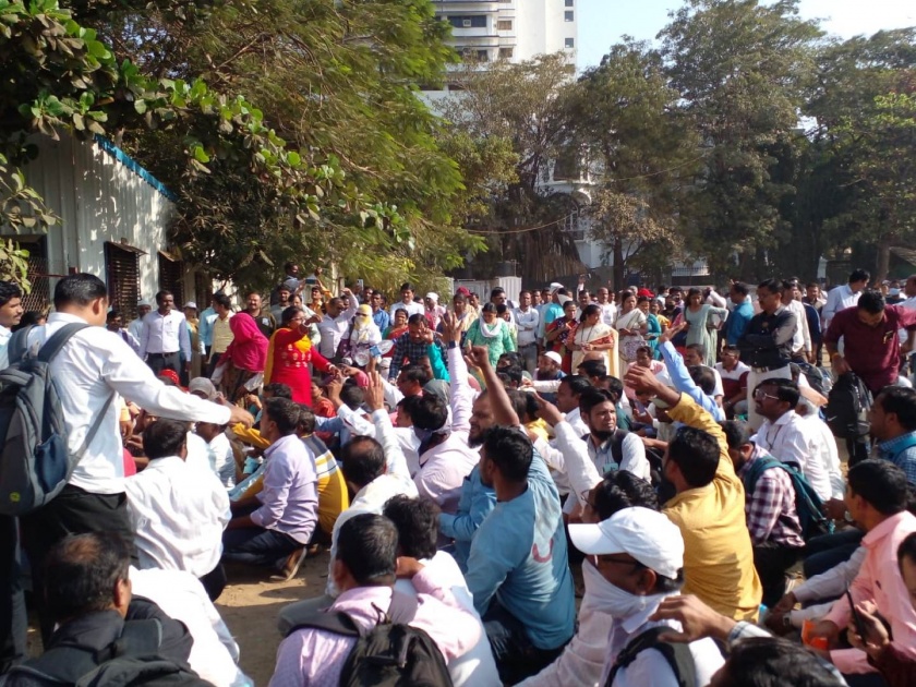 Teachers and barty hunger strikers went to varsha bungalow in mumbai | शिक्षक आणि बार्टी उपोषणकर्ते निघाले वर्षा बंगल्यावर! पोलिसांकडून आझाद मैदानाचे सर्व दरवाजे बंद