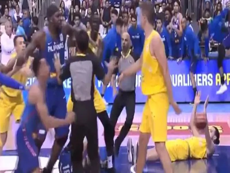 free style fight between Australia-Philippines teammate | ...अन् बास्केटबॉल कोर्टवर फ्री स्टाईल राडा; ऑस्ट्रेलिया-फिलिपाईन्स संघाचे खेळाडू भिडले
