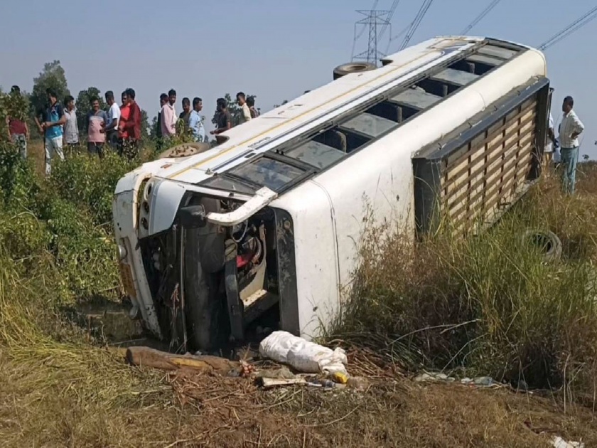 private travels carrying passengers overturned at the turn; 18 passengers injured, Gadchiroli | ३०-३५ प्रवाशांनी भरलेली खासगी ट्रॅव्हल्स उलटली; तीन गंभीर, १५ किरकोळ जखमी