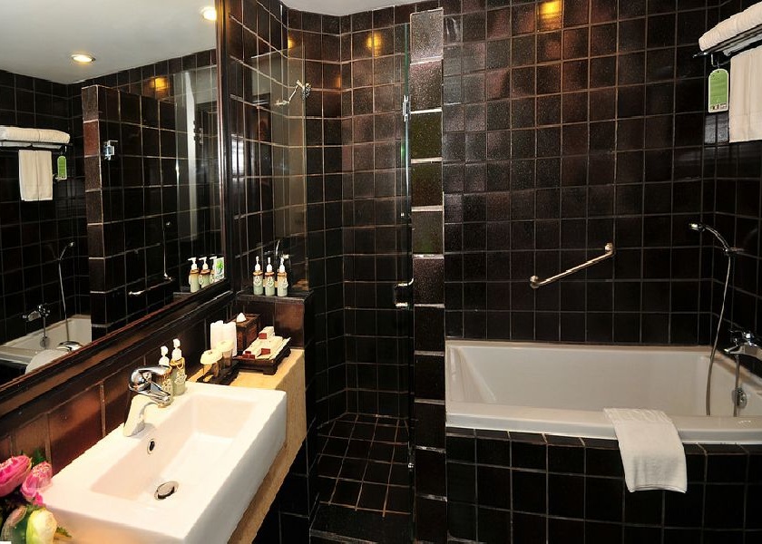 Will the bathtub disappear from a five star hotel? | फाइव्ह स्टार हॉटेलमधून बाथटब होणार गायब ?