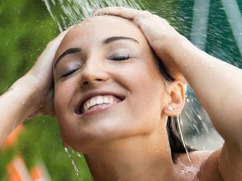 Wrong way to bath may cause stroke or paralysis | 'ही' आहे आंघोळ करण्याची चुकीची पद्धत, होऊ शकतो ब्रेन स्ट्रोकचा धोका!
