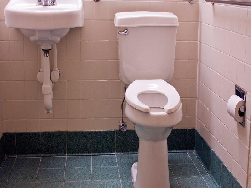 Do not make these 9 mistakes in the washroom and toilet! | वॉशरूम आणि टॉयलेटमध्ये चुकूनही करू नका या 9 चुका!