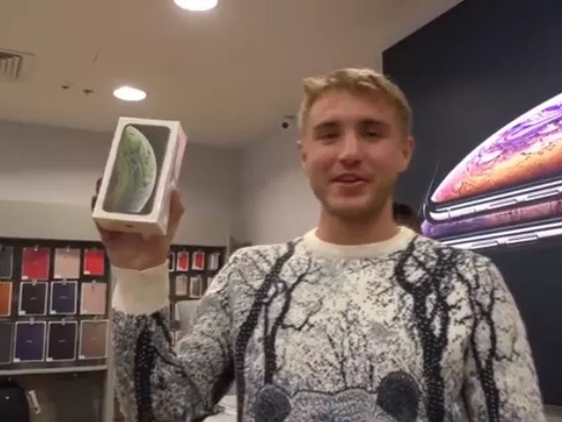 OMG ! Man pays for iPhone XS with a bathtub full of coins in Russia | असाही जबरा फॅन, iPhone खरेदीसाठी केला हा कारनामा!