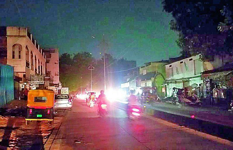 MSEDCL planning failed, Nagpur residents sat in darkness due to power outage | महावितरणचे नियोजन फसले, नागपूरकर रात्रभर अंधारातच बसले!