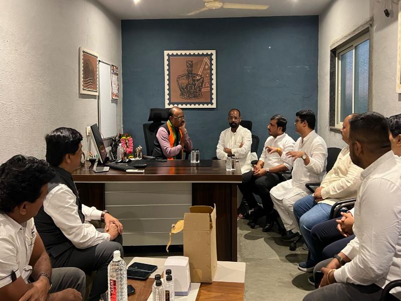 Drama of anger among BJP office bearers in Pimpri chandrshekhar Bawankule held a meeting and calmed down | पिंपरीत भाजप पदाधिकाऱ्यांमध्ये नाराजी नाट्य; बावनकुळेंनी बैठक घेऊन केले शांत