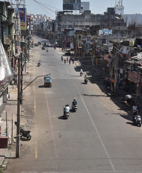 Markets closed in Nagpur, road congestion continues: response to bandh continues | नागपुरात बाजार बंद, रस्त्यावरची वर्दळ कायम : बंदला प्रतिसाद कायम 