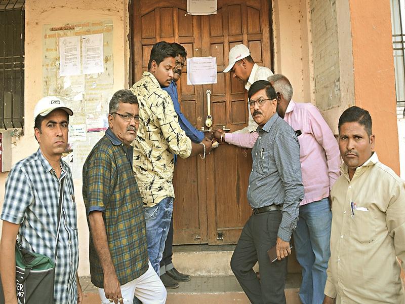 Municipal corporation sealed the office of the Agricultural Produce Market Committee in Aurangabad | मनपाने केले कृषी उत्पन्न बाजार समितीचे कार्यालय सील