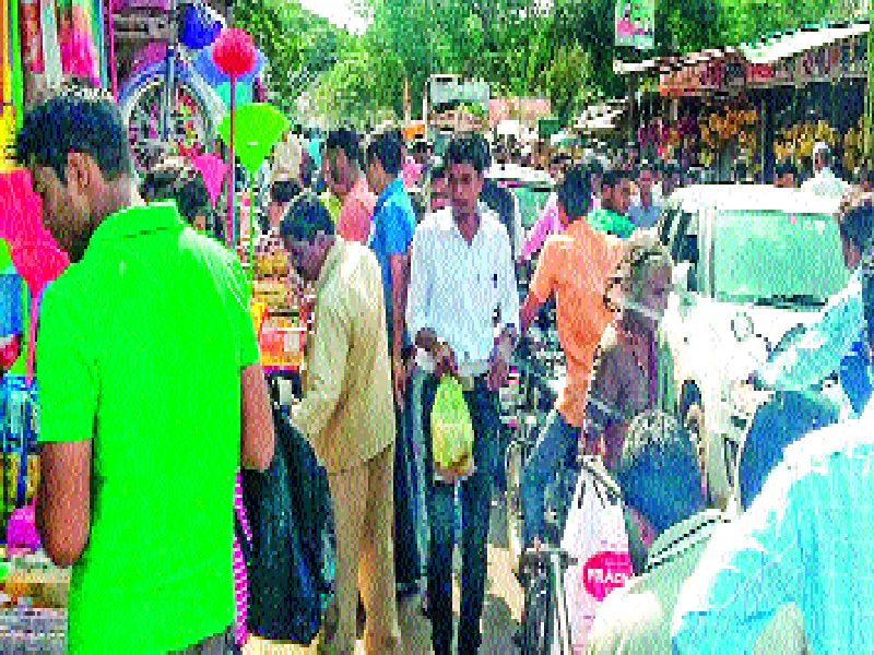  Encroachment of Mashkail, Handicrafts, Patriwale, walking in market; Do not obstruct vehicles from standing on the road | बाजारपेठेत चालणेही मुश्कील, हातगाड्या, पथारीवाले यांचे अतिक्रमण; वाहने रस्त्यावर उभी केल्याने अडथळा