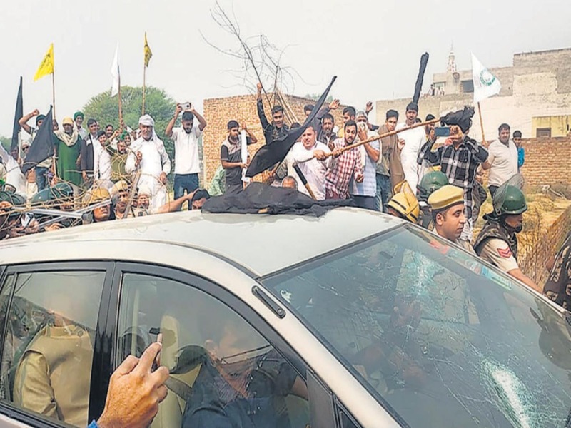 Farmers hold BJP leaders hostage, damage MP’s car in Haryana | भाजप खासदाराच्या गाडीवर शेतकरी आंदोलकांचा हल्ला; दुसऱ्या घटनेत नेत्यांना मंदिरात कोंडले