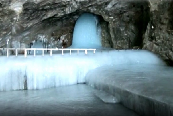 Darshan of Amarnath Barf Shivling, will the Yatra start or not? | अमरनाथच्या बर्फ शिवलिंगाचं पहिलं दर्शन, फोटो पाहून भाविकांमध्ये 'यात्रा पे चर्चा'