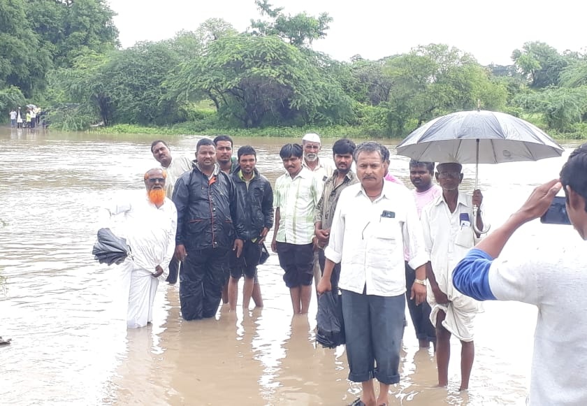 Shocking; Villagers clash for crossing river | Maharashrra Voting 2019 Live: धक्कादायक;  नदी पार करून मतदानाला येण्यासाठी मुस्ती ग्रामस्थांची धडपड